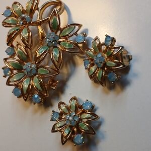 Gorgeous vintage pin/earrings pierced matching set